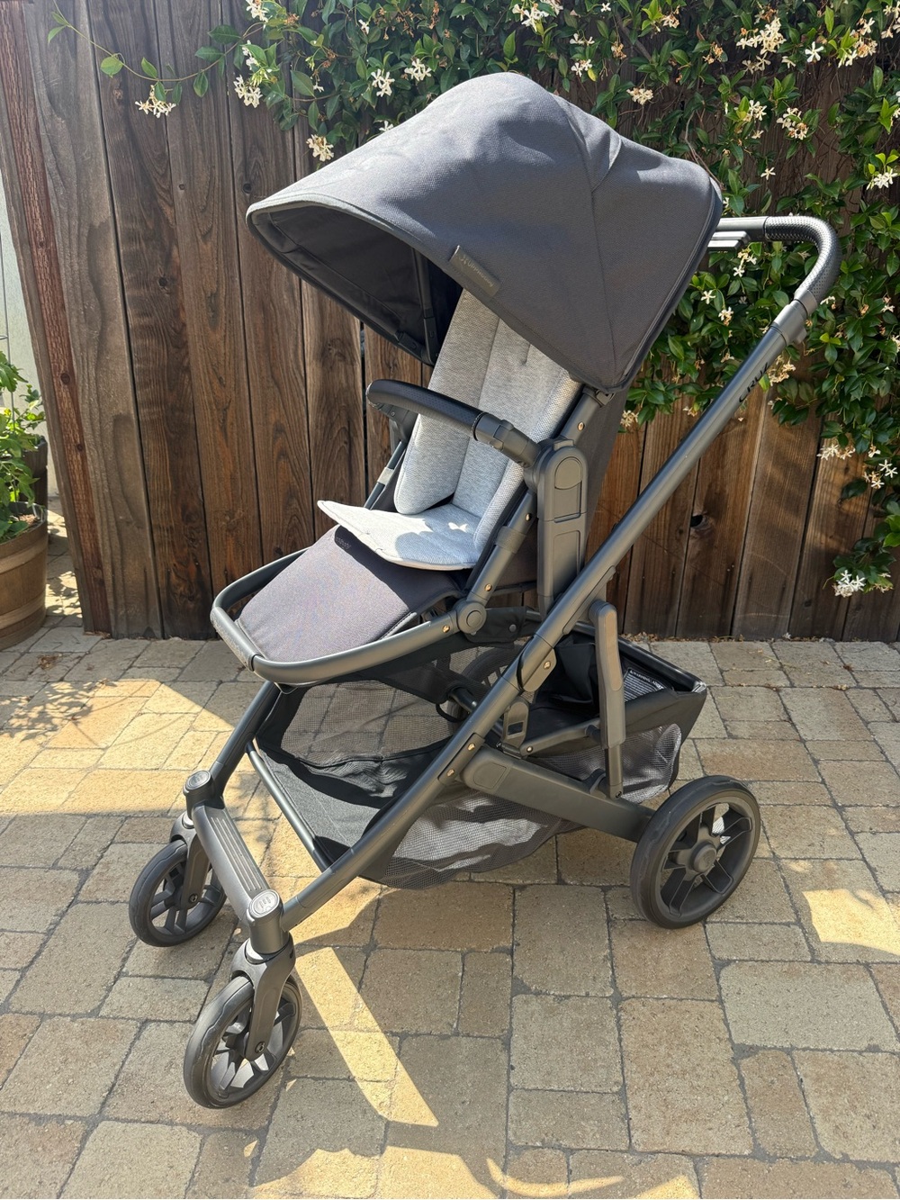 Uppababy Cruz V2 Black- Comes with infant insert- in like new condition